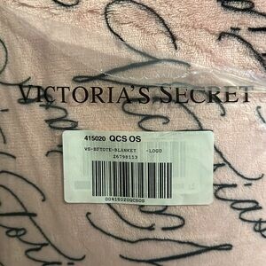 New in package Victoria’s Secret Sherpa throw Blanket